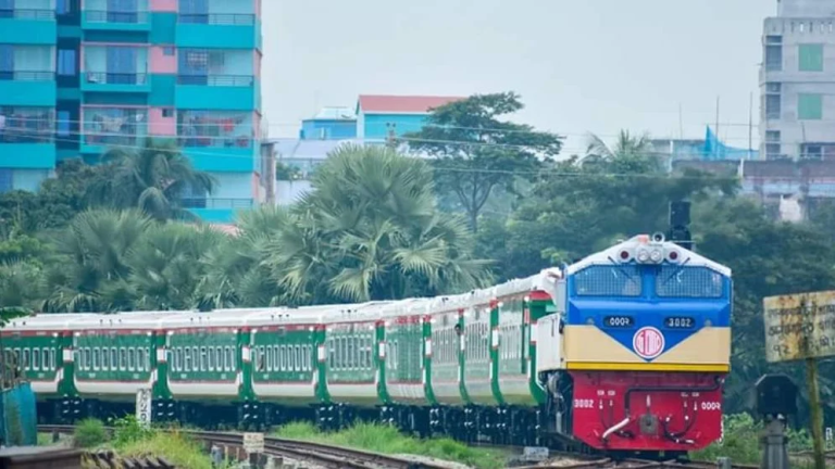 কক্সবাজারের সঙ্গে ঢাকা-চট্টগ্রামের ট্রেন চলাচল বন্ধ